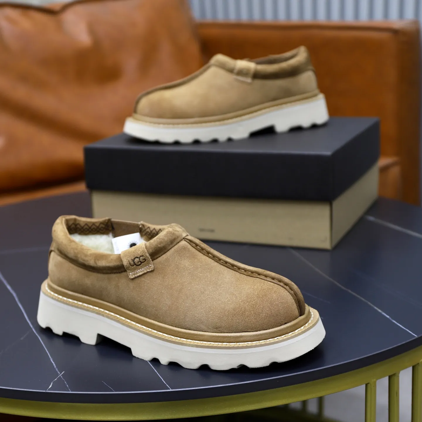Ex-factory price: 580💰Thick wool imported from Australia Brand: UGG genuine purchasing agent Size: 39-45 Grade: Official website 1:1 Material: First layer of genuine leather waterproof and antifreeze upper Real wool lining Original non-slip soft wear-resistant outsole Style category: Men's casual shoes Trendy style Comfortable on the feet Color: Official website color synchronization